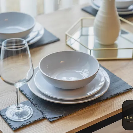 Holiday home Spacious 4 Bedroom House - Ideal For Family And Contractors - Free Wifi And Free Parking *