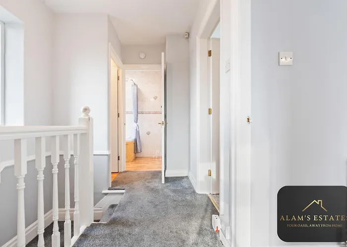 Spacious 4 Bedroom House - Ideal For Family And Contractors - Free Wifi And Free Parking Holiday home Leeds (West Yorkshire)