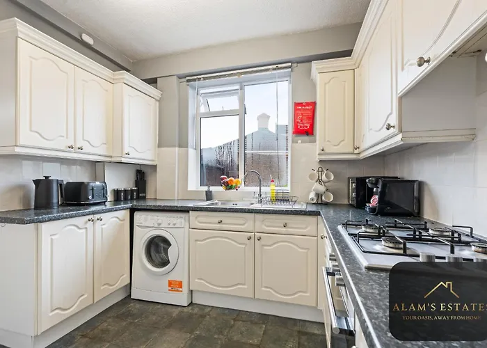 Spacious 4 Bedroom House - Ideal For Family And Contractors - Free Wifi And Free Parking Holiday home *