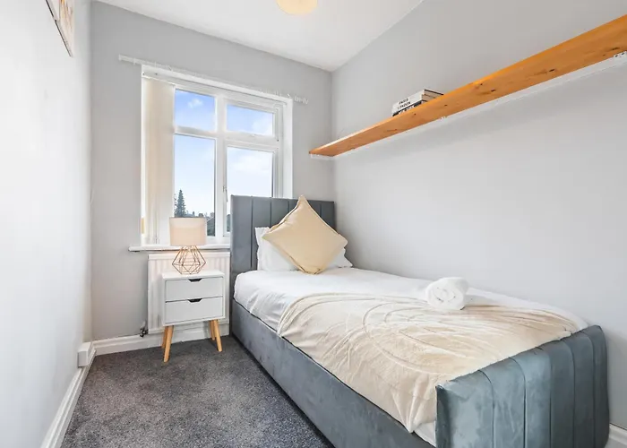 Holiday home Spacious 4 Bedroom House - Ideal For Family And Contractors - Free Wifi And Free Parking