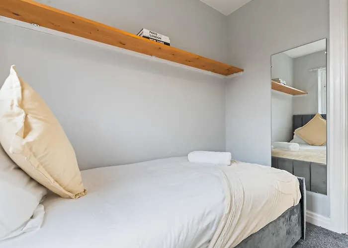 Holiday home Spacious 4 Bedroom House - Ideal For Family And Contractors - Free Wifi And Free Parking *