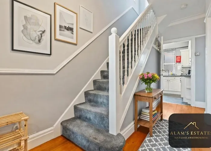 Spacious 4 Bedroom House - Ideal For Family And Contractors - Free Wifi And Free Parking Holiday home