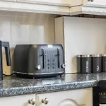 Holiday home Spacious 4 Bedroom House - Ideal For Family And Contractors - Free Wifi And Free Parking