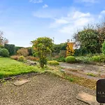 Spacious 4 Bedroom House - Ideal For Family And Contractors - Free Wifi And Free Parking Casa de Férias *