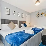 Holiday home Spacious 4 Bedroom House - Ideal For Family And Contractors - Free Wifi And Free Parking *