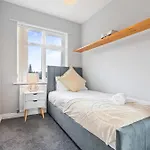Holiday home Spacious 4 Bedroom House - Ideal For Family And Contractors - Free Wifi And Free Parking