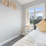Holiday home Spacious 4 Bedroom House - Ideal For Family And Contractors - Free Wifi And Free Parking Leeds (West Yorkshire)