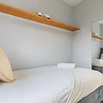 Casa de Férias Spacious 4 Bedroom House - Ideal For Family And Contractors - Free Wifi And Free Parking *