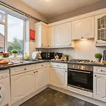 Spacious 4 Bedroom House - Ideal For Family And Contractors - Free Wifi And Free Parking