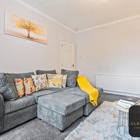 בית נופש Spacious 4 Bedroom House - Ideal For Family And Contractors - Free Wifi And Free Parking לידס