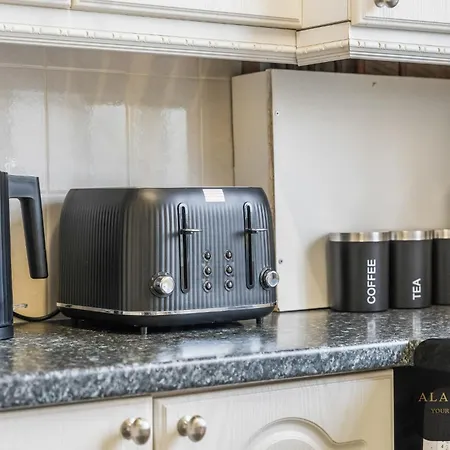 Spacious 4 Bedroom House - Ideal For Family And Contractors - Free Wifi And Free Parking *