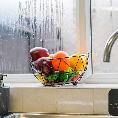 Spacious 4 Bedroom House - Ideal For Family And Contractors - Free Wifi And Free Parking *