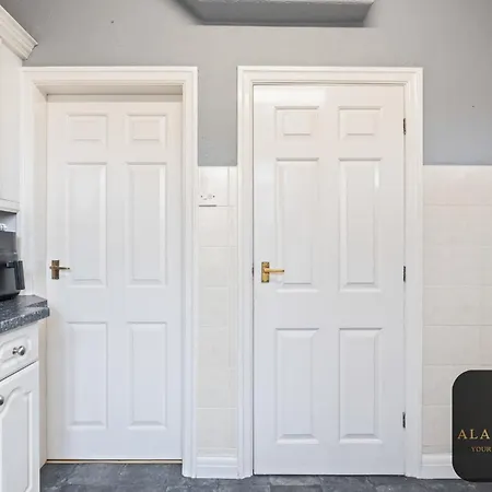 בית נופש Spacious 4 Bedroom House - Ideal For Family And Contractors - Free Wifi And Free Parking