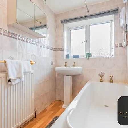 Spacious 4 Bedroom House - Ideal For Family And Contractors - Free Wifi And Free Parking