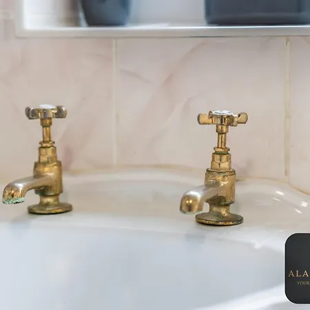 Spacious 4 Bedroom House - Ideal For Family And Contractors - Free Wifi And Free Parking בית נופש *