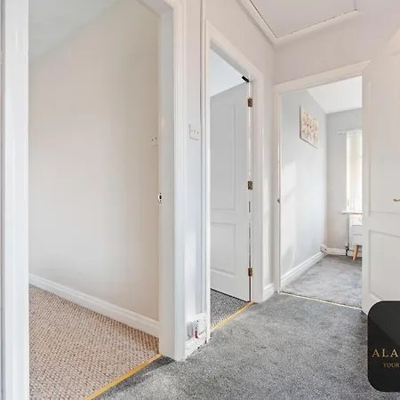 Spacious 4 Bedroom House - Ideal For Family And Contractors - Free Wifi And Free Parking בית נופש *