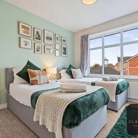 Spacious 4 Bedroom House - Ideal For Family And Contractors - Free Wifi And Free Parking Leeds