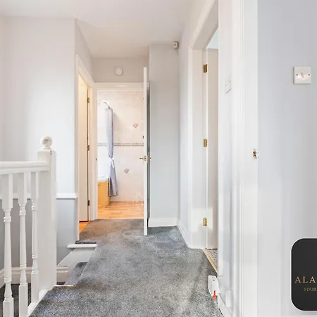 Spacious 4 Bedroom House - Ideal For Family And Contractors - Free Wifi And Free Parking Casa de Férias Leeds (West Yorkshire)