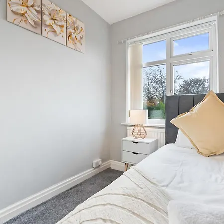 Nyaraló Spacious 4 Bedroom House - Ideal For Family And Contractors - Free Wifi And Free Parking Leeds