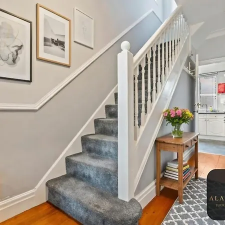 Spacious 4 Bedroom House - Ideal For Family And Contractors - Free Wifi And Free Parking Casa vacanze