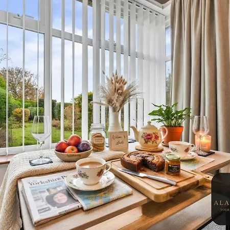 Spacious 4 Bedroom House - Ideal For Family And Contractors - Free Wifi And Free Parking Leeds (West Yorkshire)