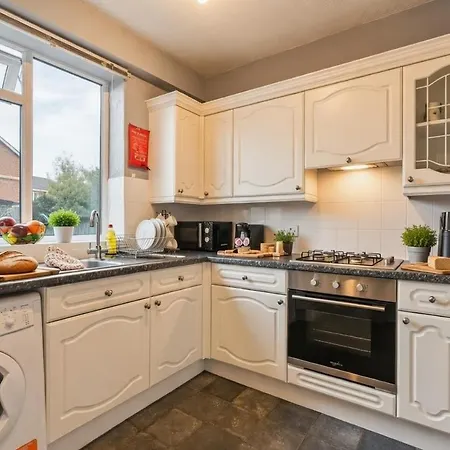 Spacious 4 Bedroom House - Ideal For Family And Contractors - Free Wifi And Free Parking