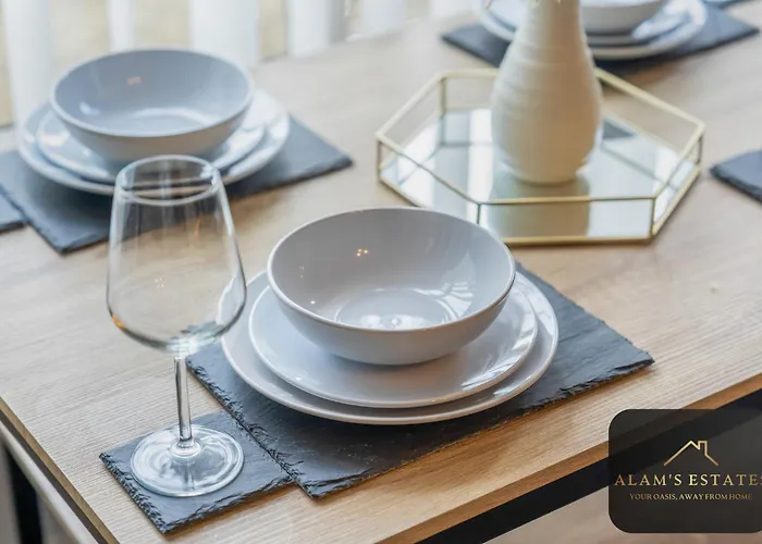 Сasa de vacaciones Spacious 4 Bedroom House - Ideal For Family And Contractors - Free Wifi And Free Parking *