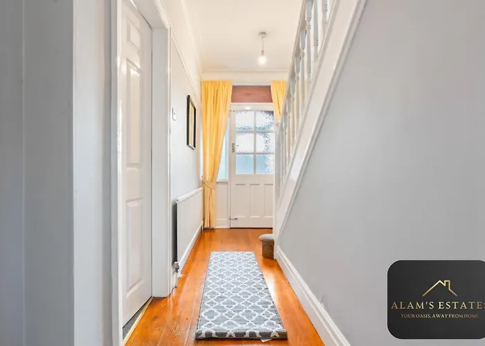 Spacious 4 Bedroom House - Ideal For Family And Contractors - Free Wifi And Free Parking Сasa de vacaciones *