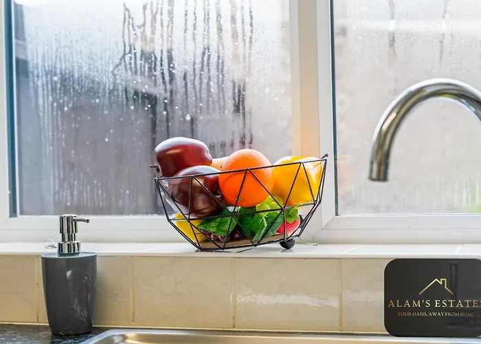 Spacious 4 Bedroom House - Ideal For Family And Contractors - Free Wifi And Free Parking *