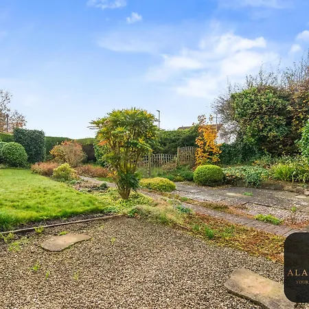 Spacious 4 Bedroom House - Ideal For Family And Contractors - Free Wifi And Free Parking 度假居