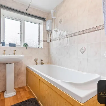 Spacious 4 Bedroom House - Ideal For Family And Contractors - Free Wifi And Free Parking 利兹