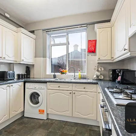 Spacious 4 Bedroom House - Ideal For Family And Contractors - Free Wifi And Free Parking 度假居