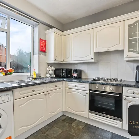 Spacious 4 Bedroom House - Ideal For Family And Contractors - Free Wifi And Free Parking 利兹