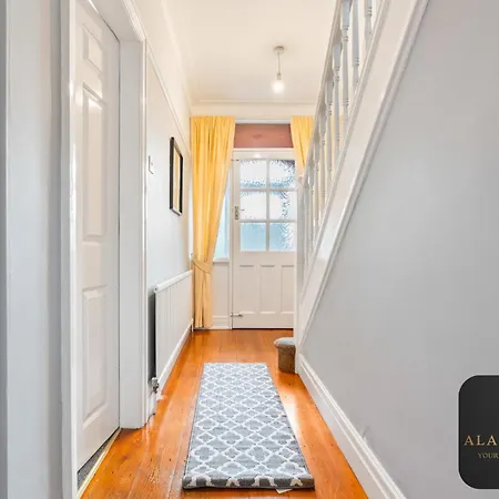 Spacious 4 Bedroom House - Ideal For Family And Contractors - Free Wifi And Free Parking 度假居 利兹