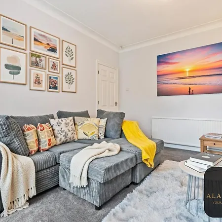 Spacious 4 Bedroom House - Ideal For Family And Contractors - Free Wifi And Free Parking * לידס
